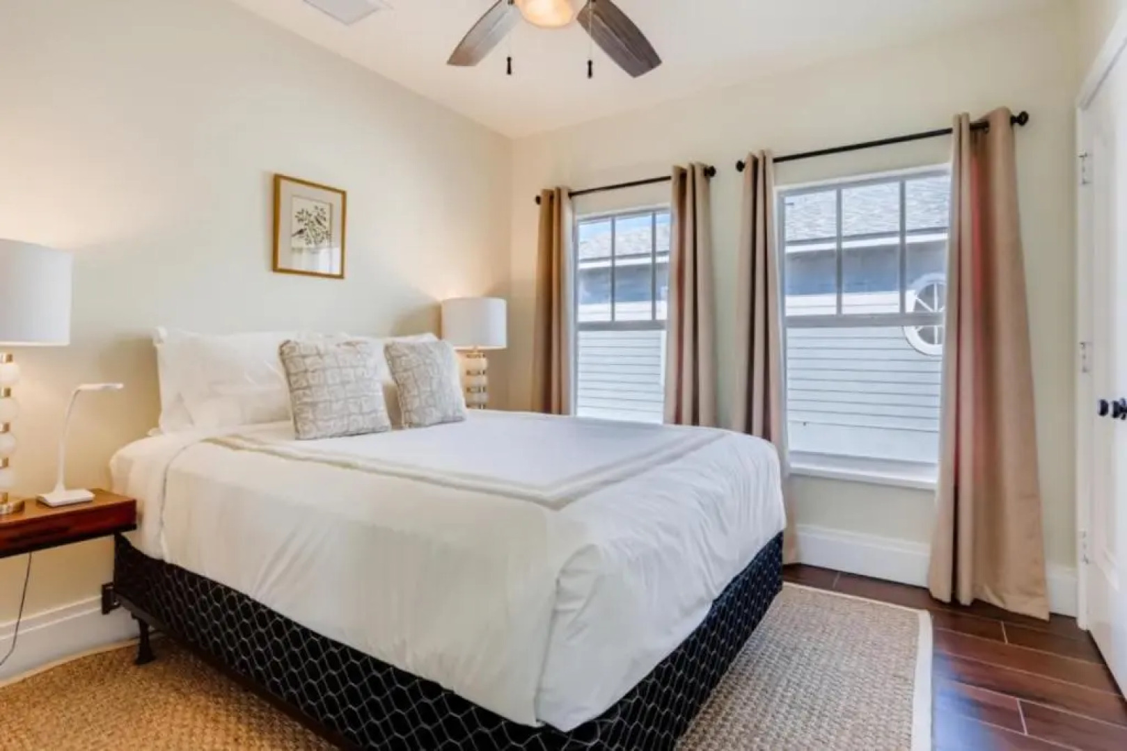 Pink House Modern 3bd 3ba Parking and Porch