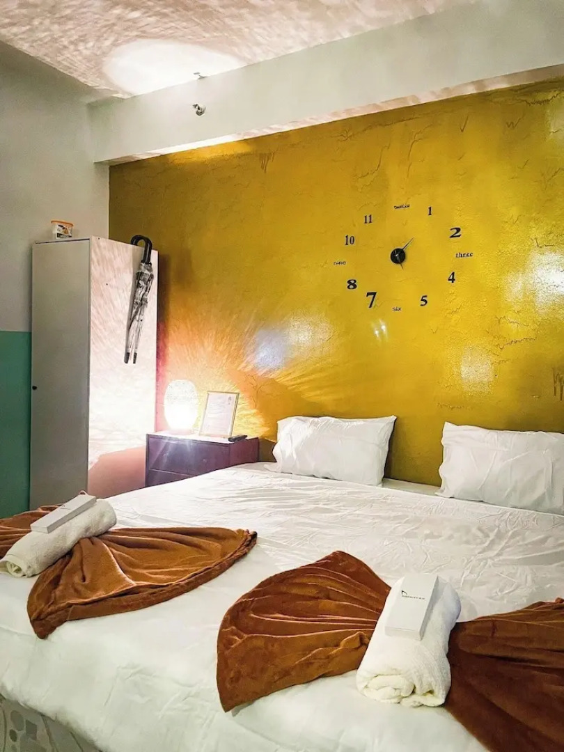 Poolside Apartment - Sleeps 4, Ac & Hot Shower