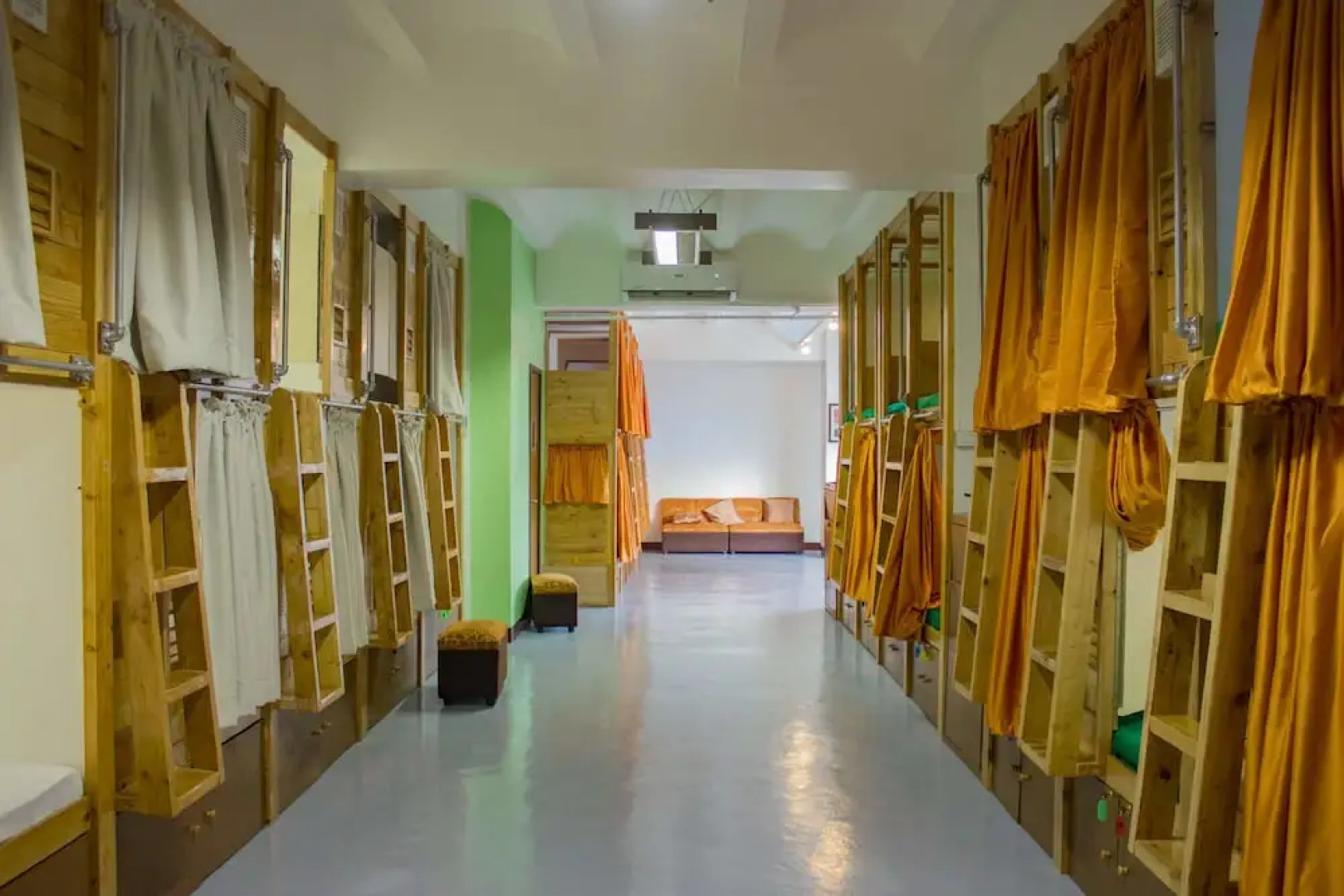 LUXS Capsule Hotel - Hostel - Adults Only