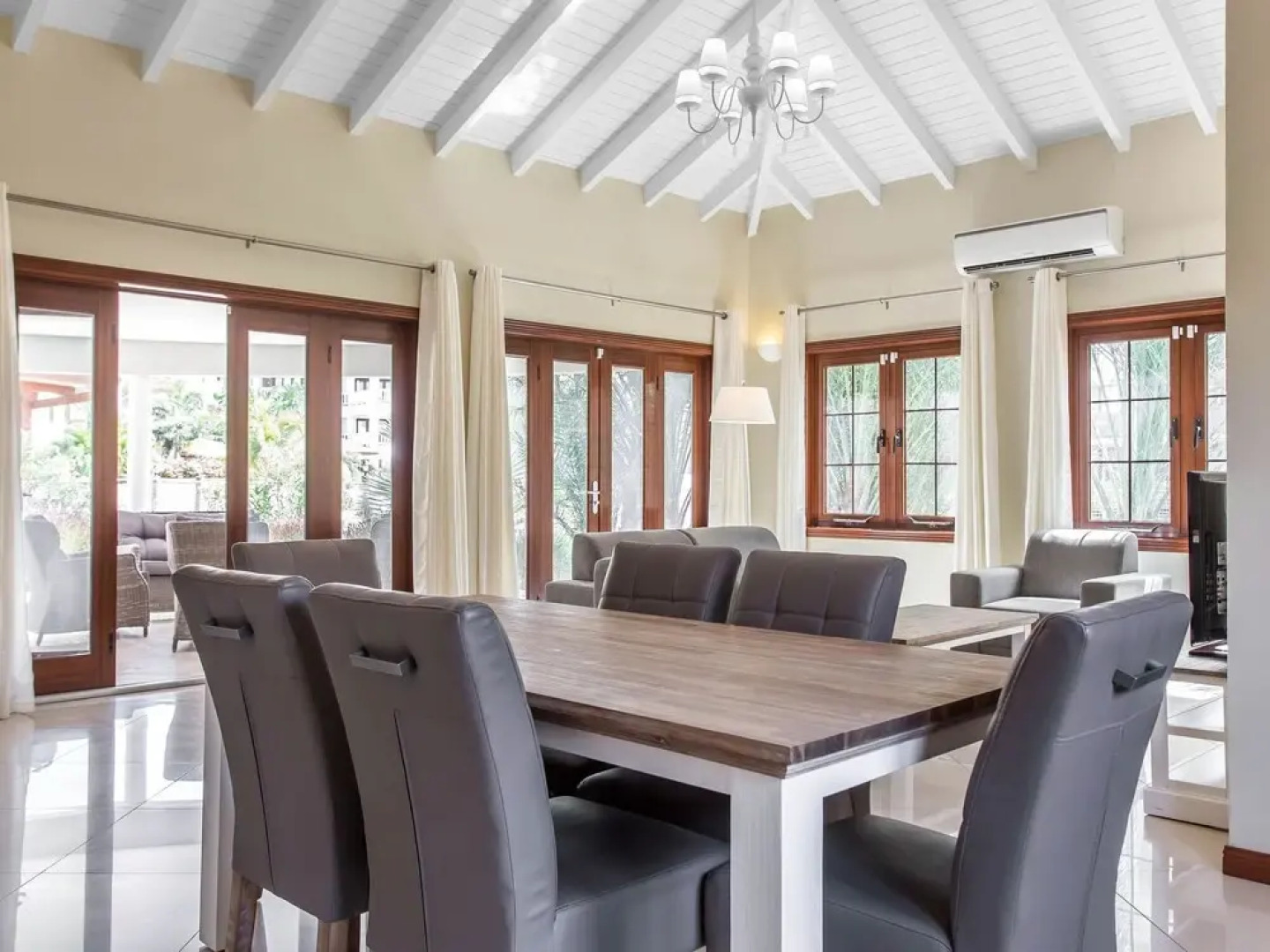 Modern Holiday Home Near Mambo Beach in Willemstad