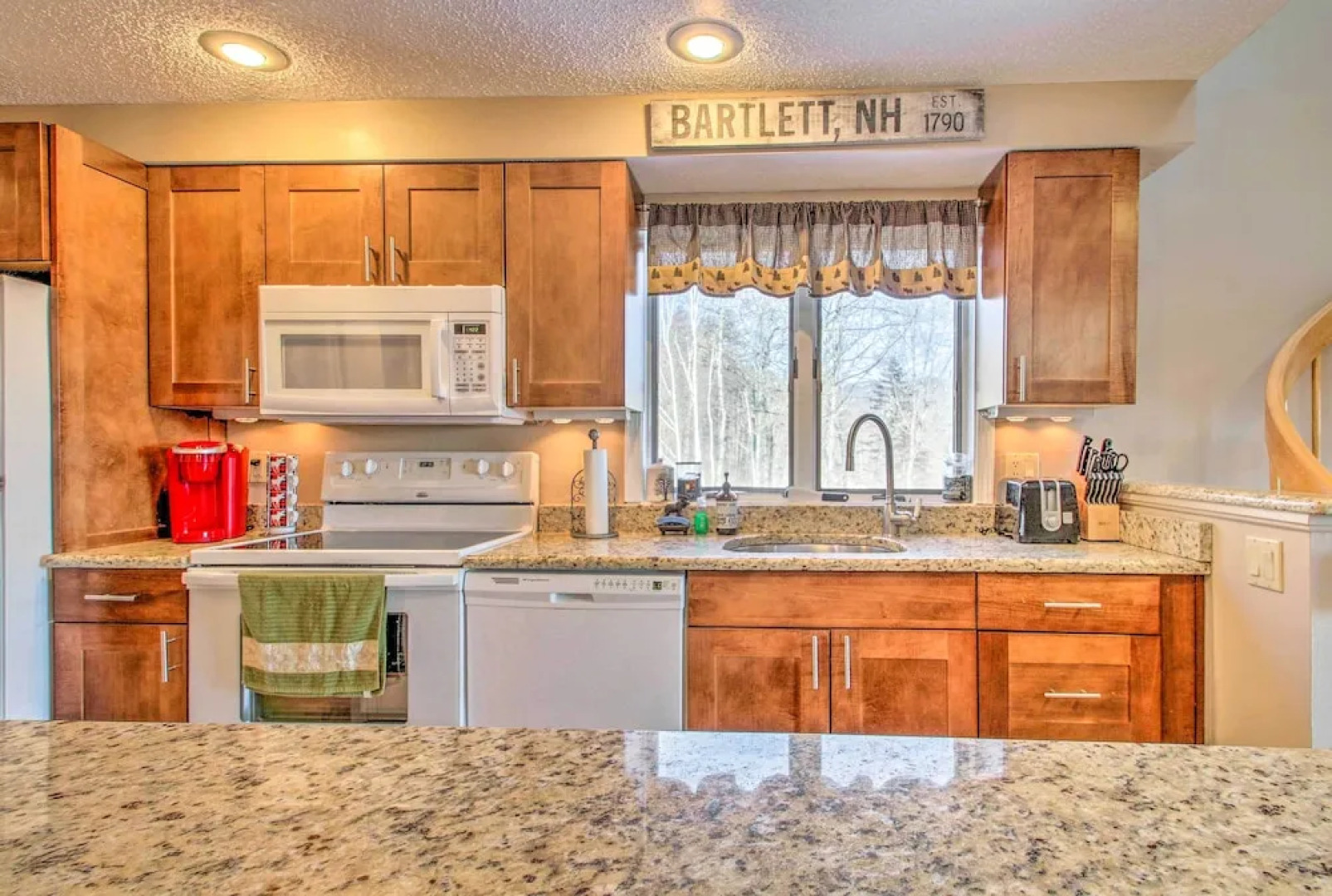 Ski Condo w/ Pool, Close to Story Land & Attitash!