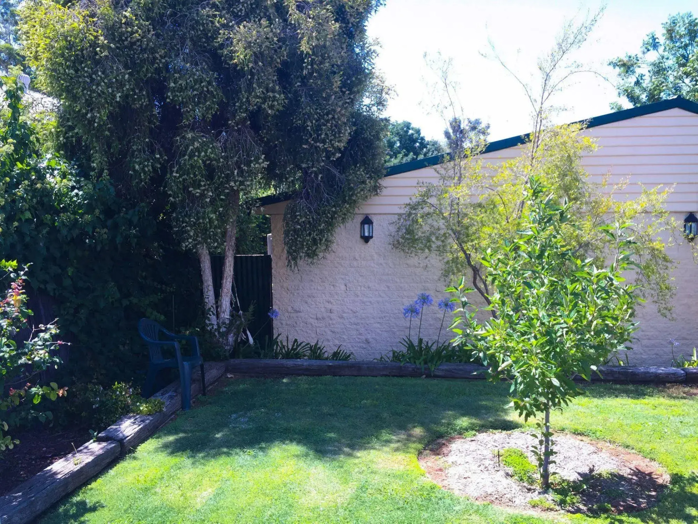 Ten Dollar Town Motel