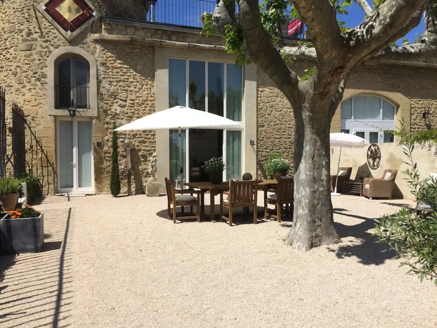 Spacious Castle in Jonquieres with Swimming Pool