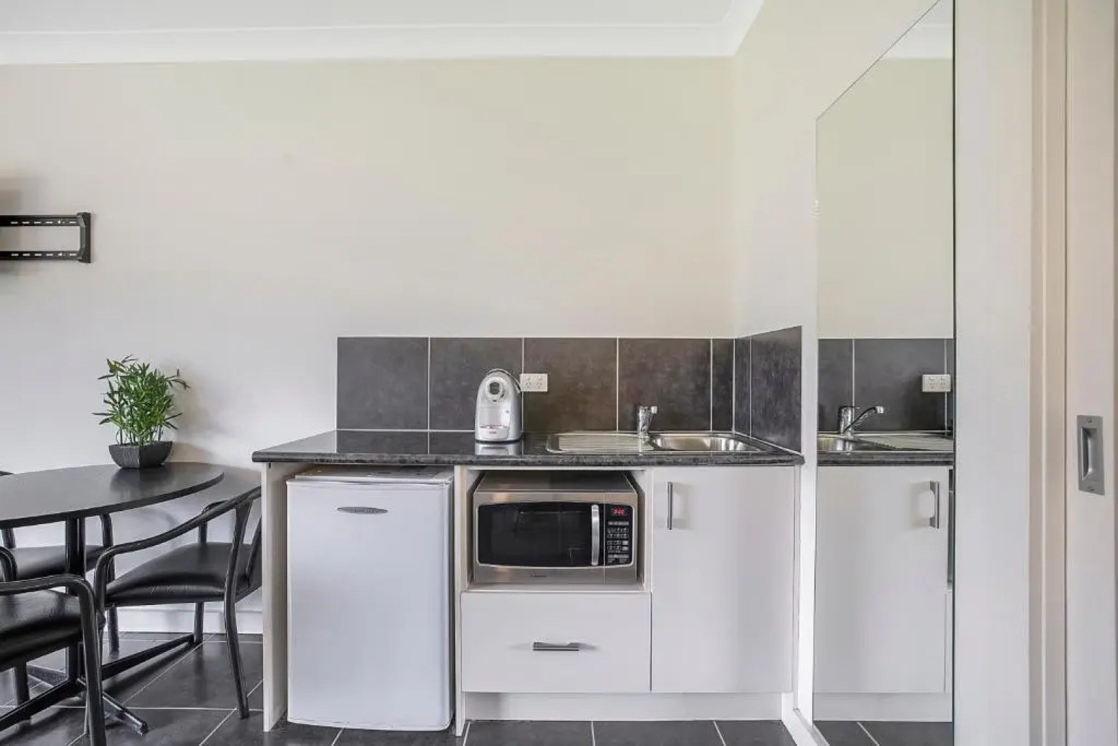 Hamilton Lakeside Motel