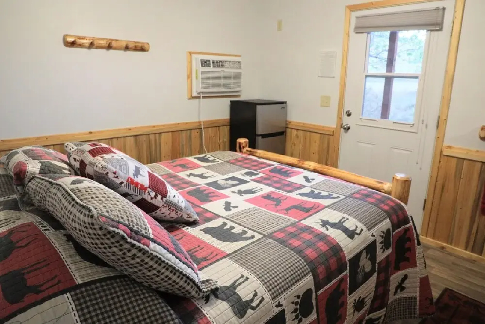 Eycat Lodging Company