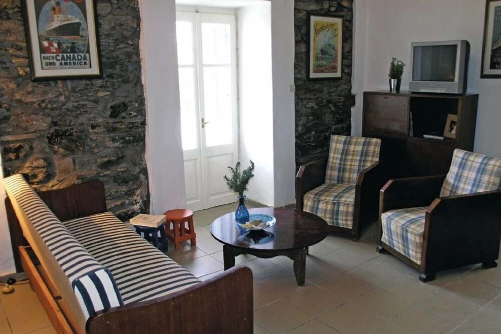 "Aura" apt in Stone Tower 1690 • Andros