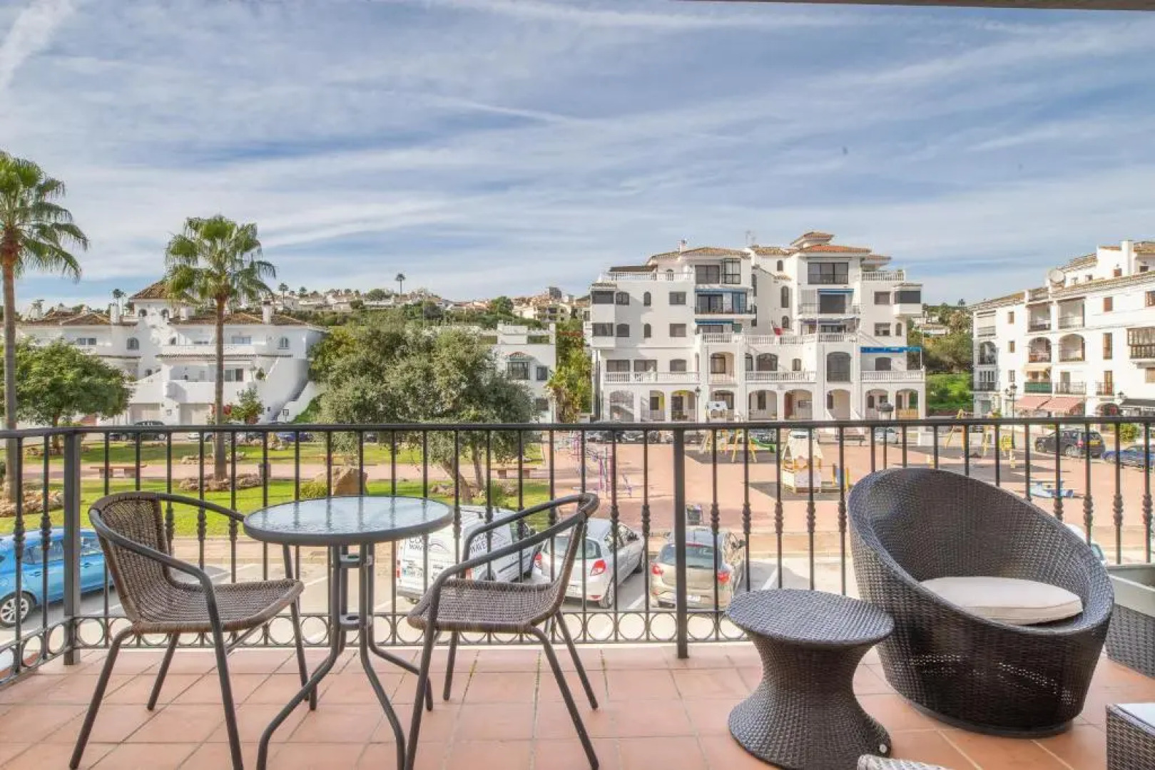 2261-Superb apt on the beach, on Duquesa harbour