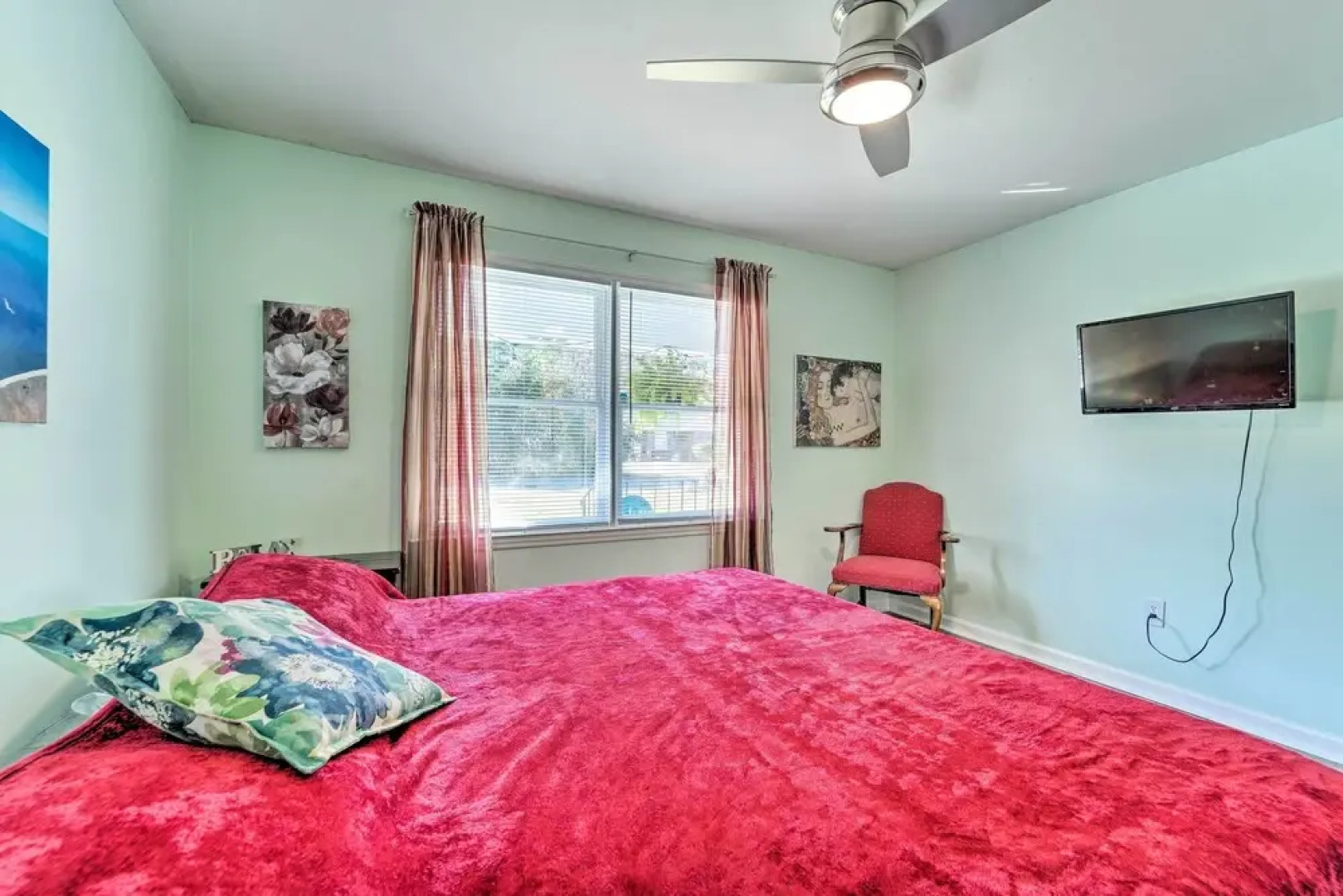 Charming Wilmington Home w/ Screened-in Porch