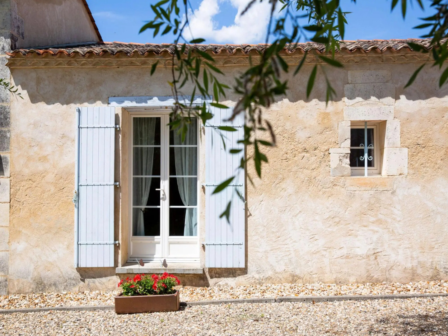 Tranquil Home in Saint-Martin-de-Gurson, 15min from Saint Emilion's vineyard