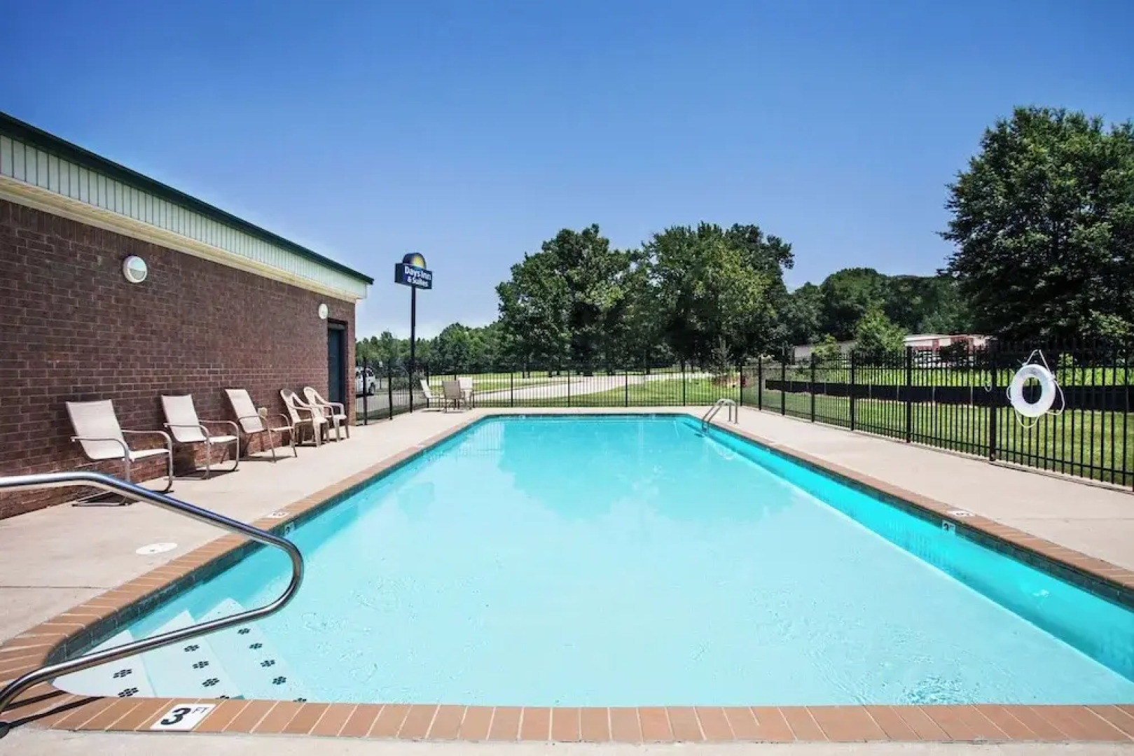 Days Inn & Suites by Wyndham Wynne