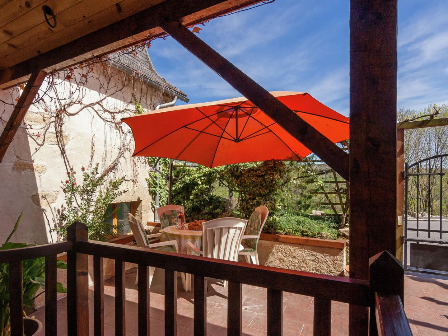 Elegant Holiday Home in Coubjours with heated pool and sauna