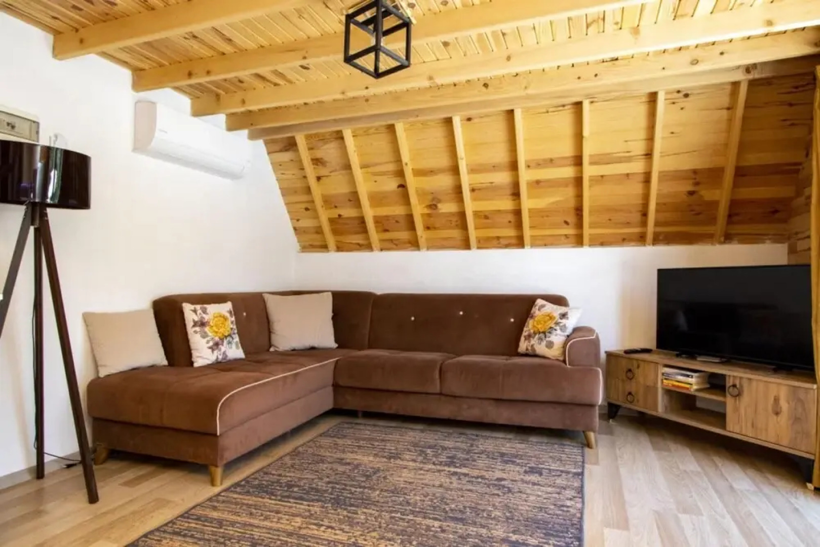 Villa With Pool Jacuzzi and Backyard in Inlice