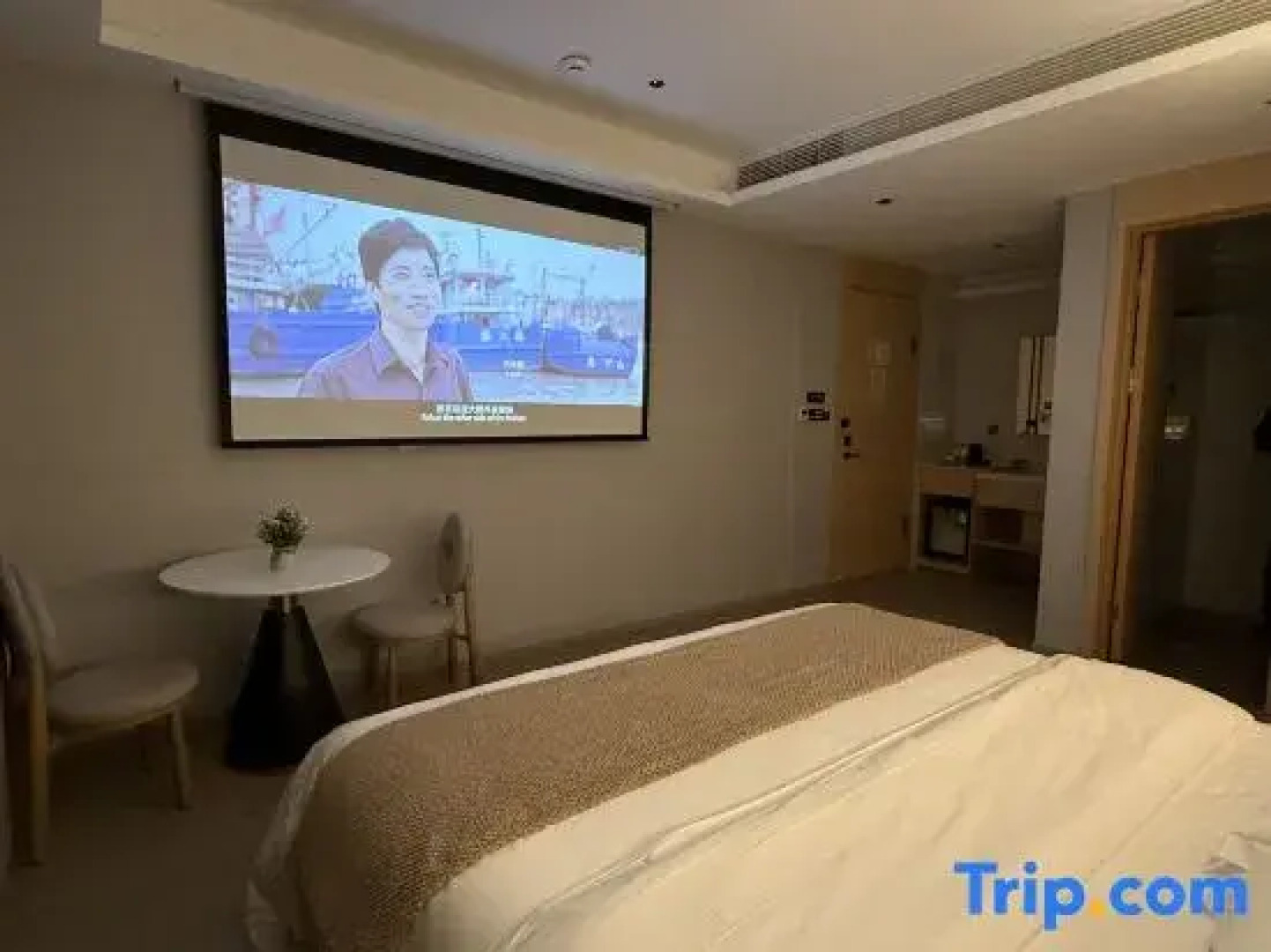 Yinghe Light Luxury Smart Homestay (Hengdian World Studios Store)