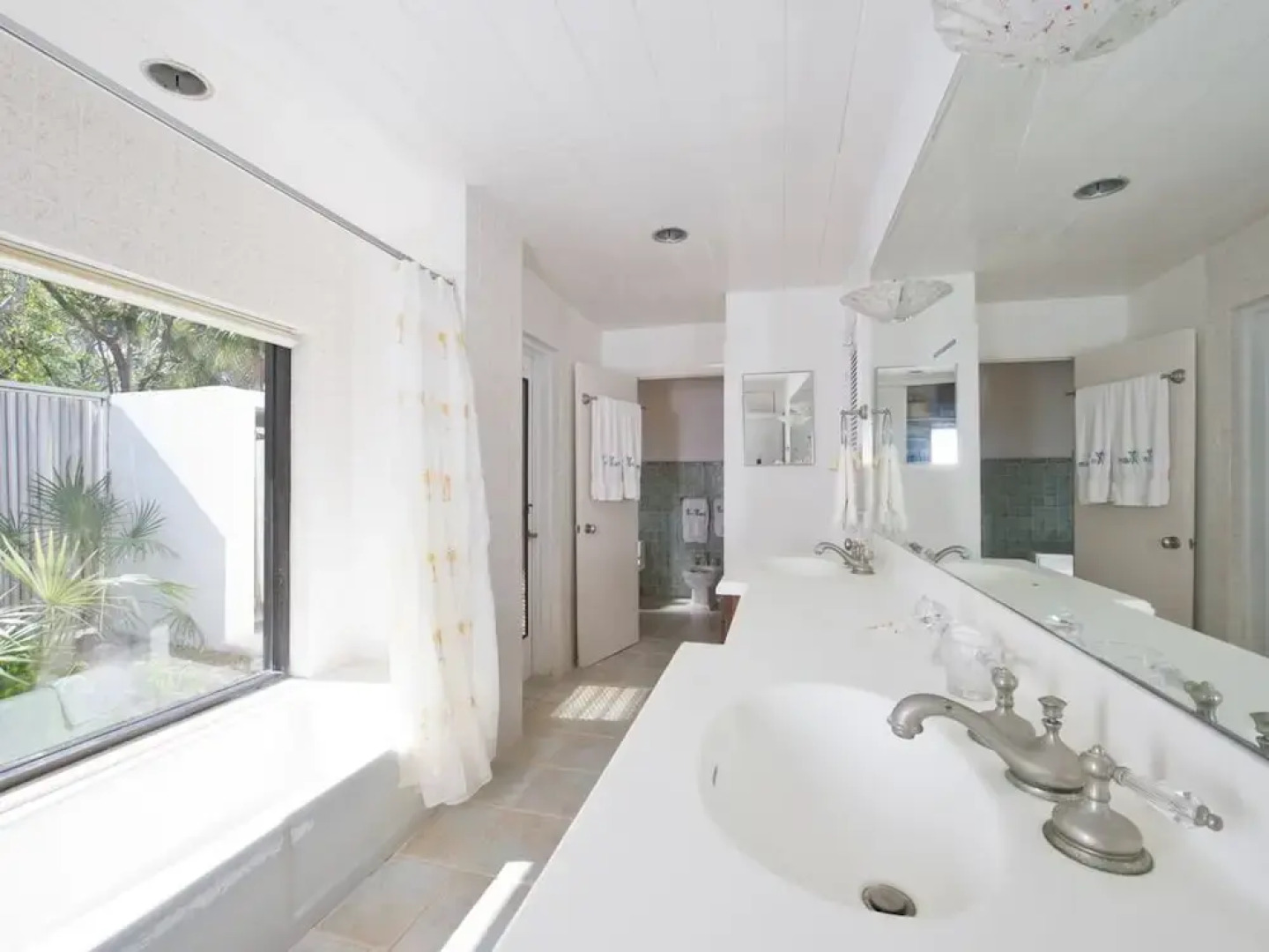 Tropical Hideaway: Charming Cottage Near Pink Sands Beach