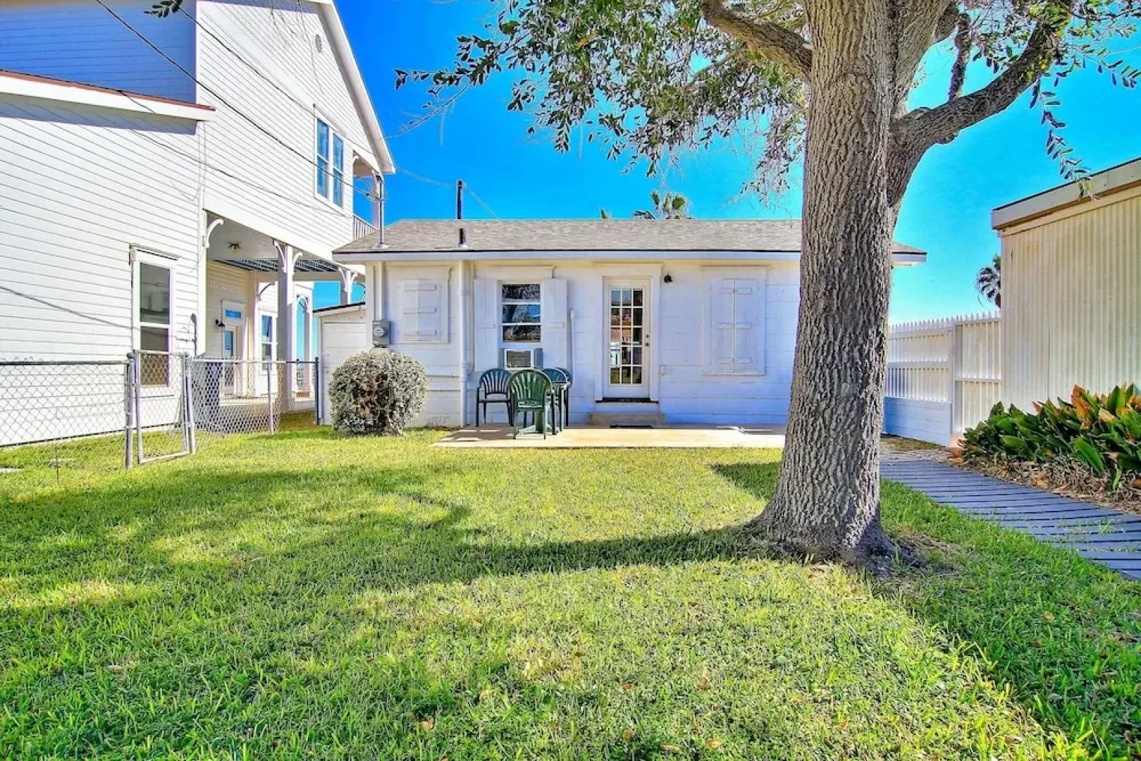 Joys Beach 1 Bedroom Cottage by RedAwning