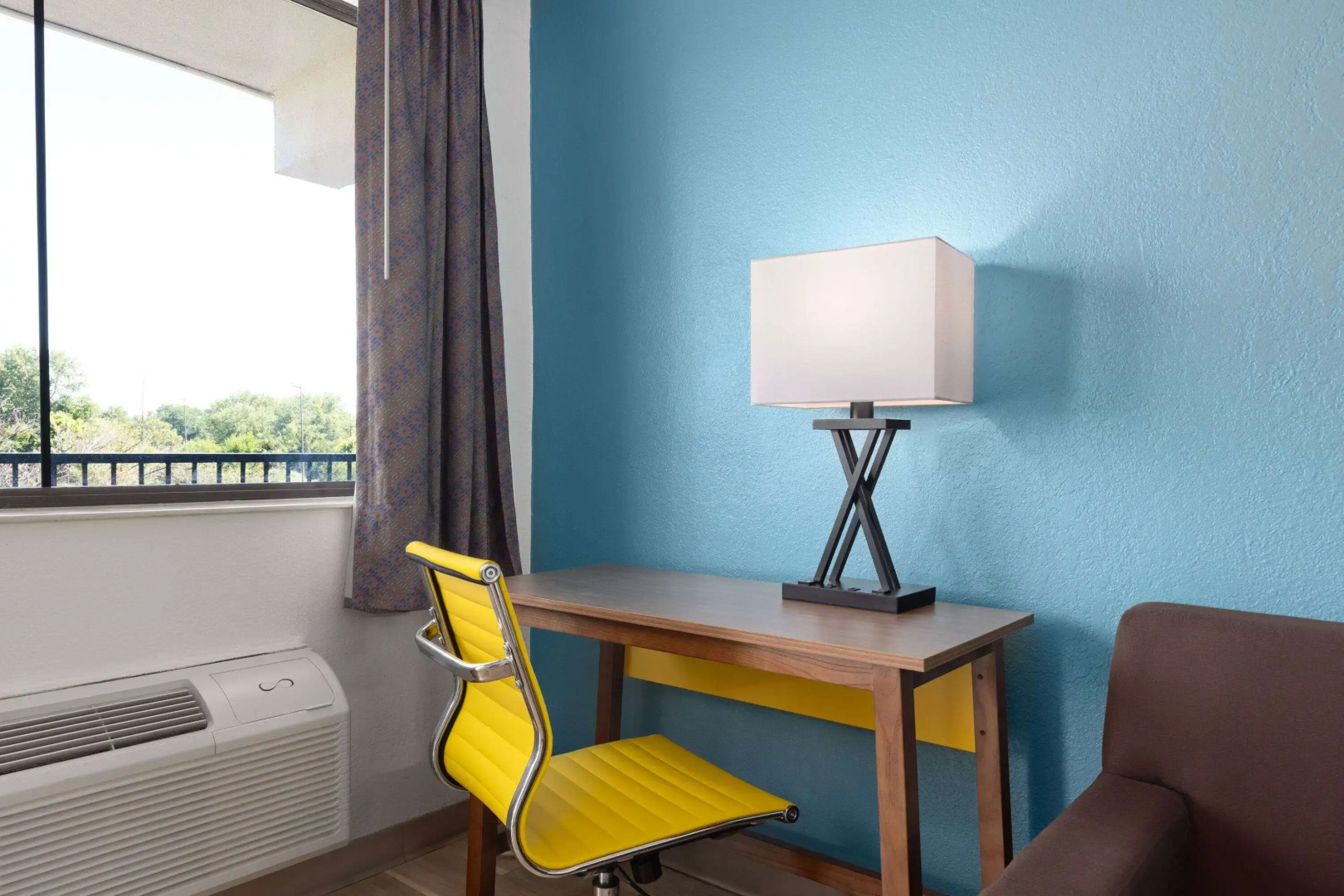 Days Inn & Suites by Wyndham Indianapolis Airport East