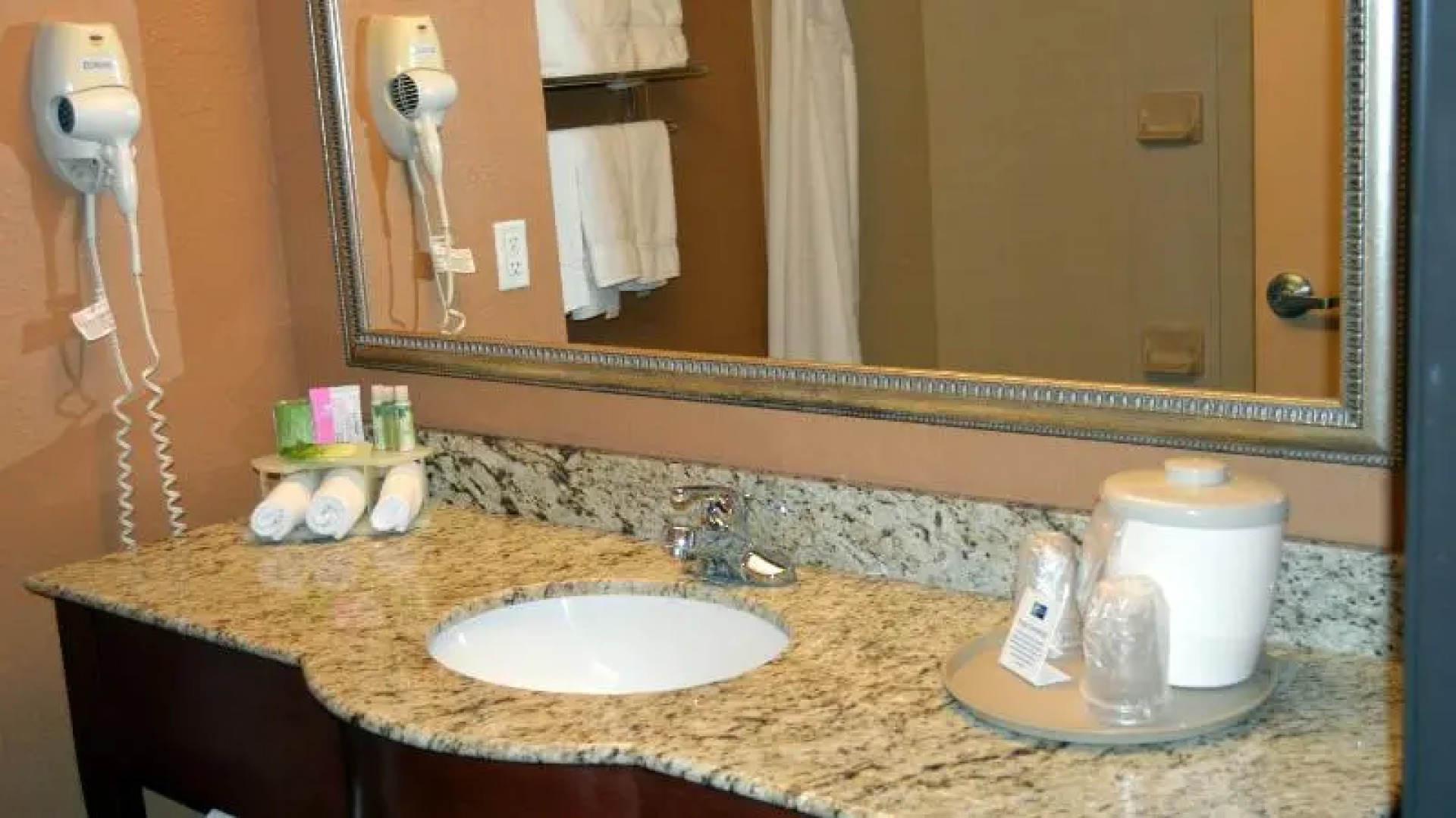 Holiday Inn Express & Suites Suffolk