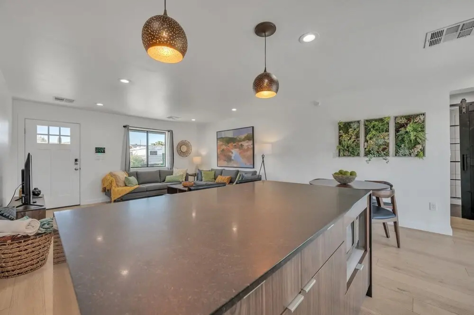 The Palms: Spacious 4-BR Retreat with Hot Tub near Gilbert by RedAwning