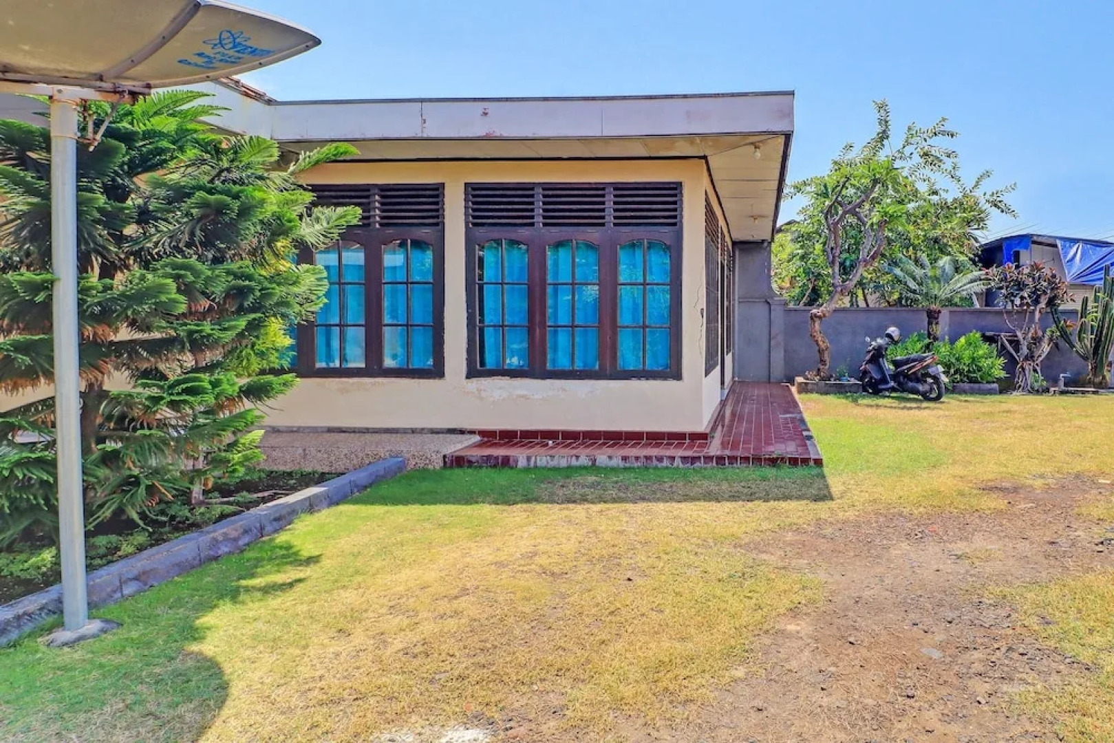 SPOT ON 92028 Hotel Surya Near Pelabuhan Gilimanuk