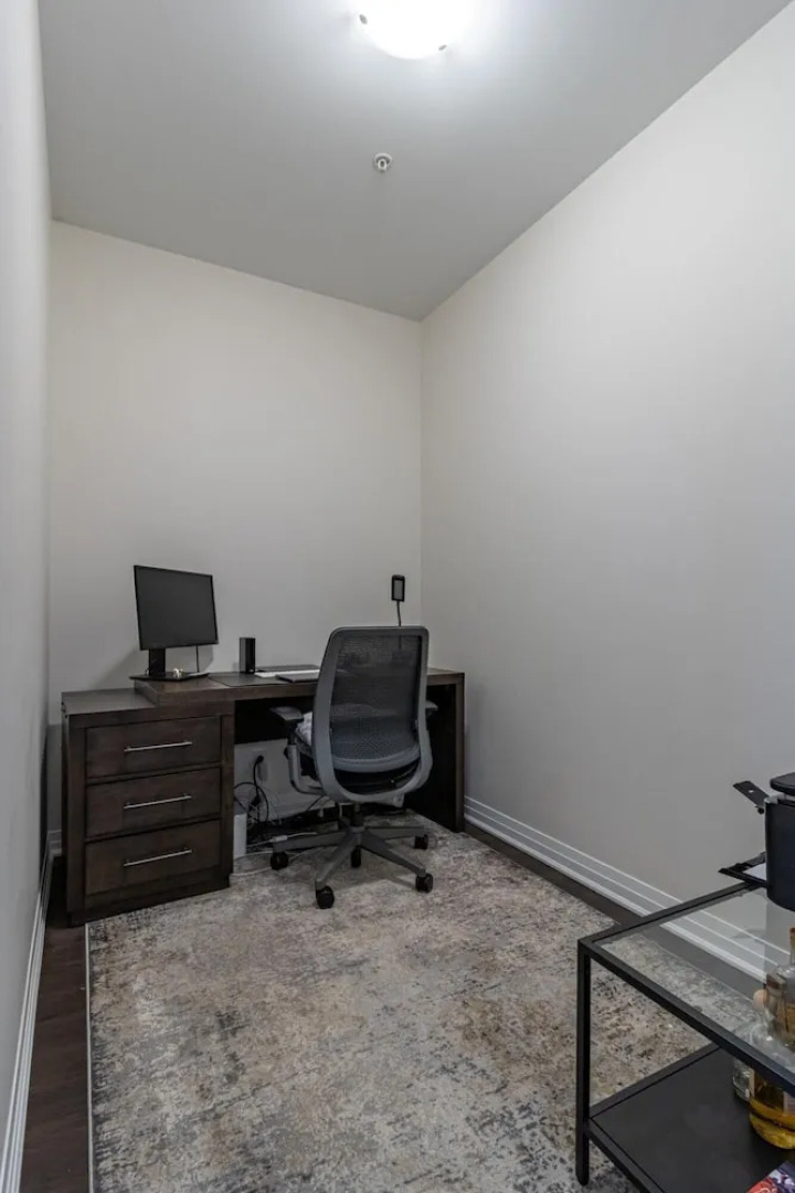 Premium 1 Bed w Rental Car Netflix Amazon