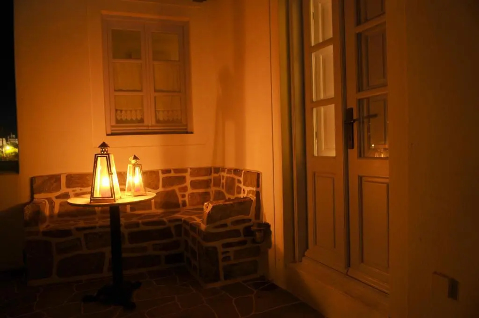 Haraki Studios & Apartments