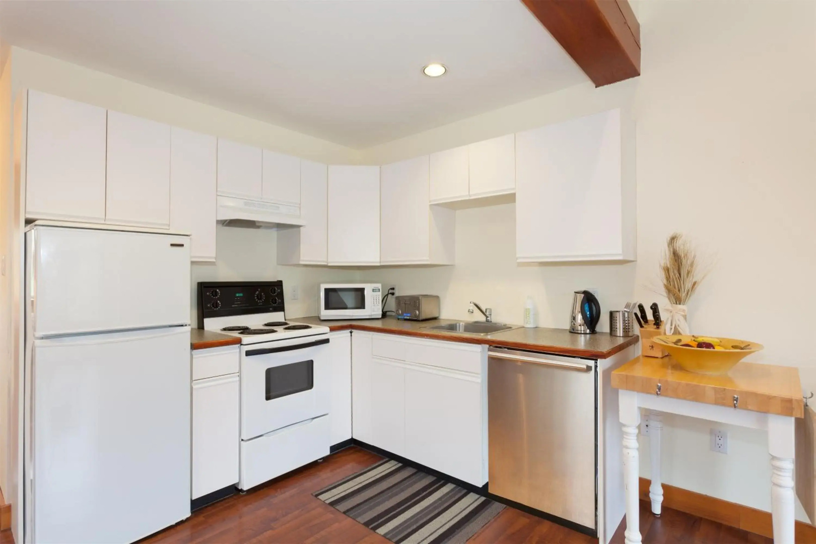 Pemberton Valley 1 bedroom unit WIFI cable TV free parking walk to Village