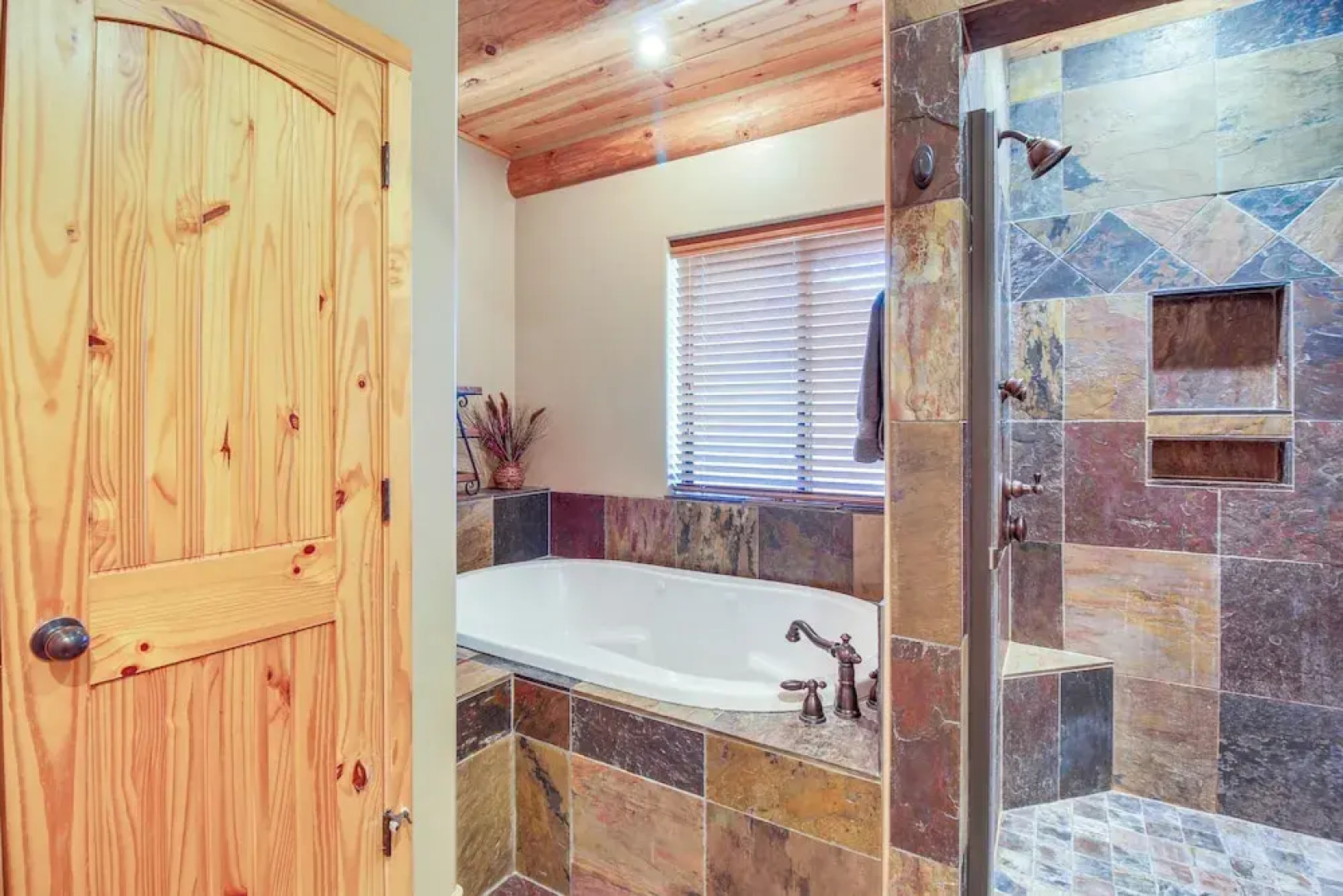 Fire Pit: Cozy Winter Cabin, 45 Mi to Sunrise Park