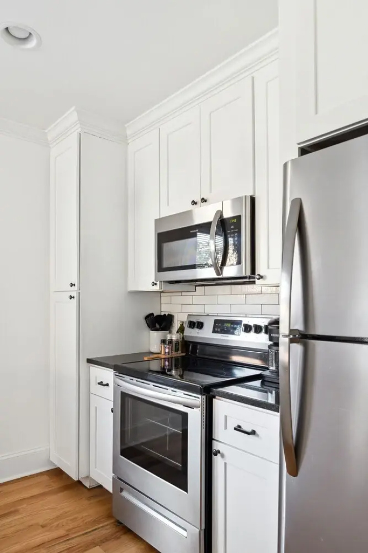 Downtown Delight: Cozy & Pet-friendly Retreat 3 Bedroom Home by RedAwning