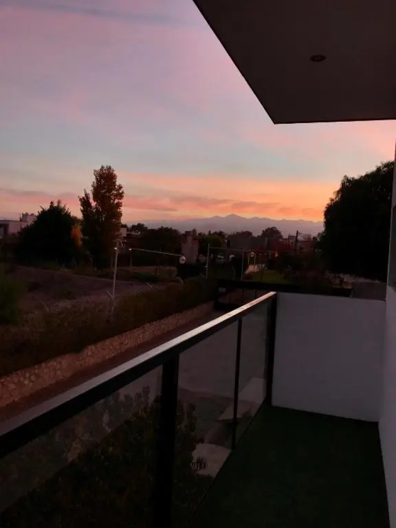 Departamento moderno y con excepcional vista a la montaña