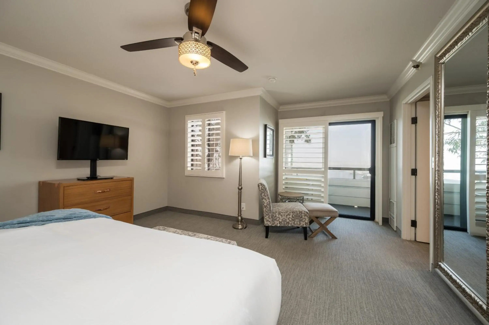 456 Embarcadero Inn & Suites