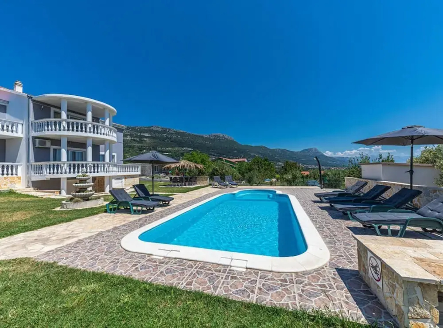 Exquisite Spacious Villa Bufaline With Pool and Gym