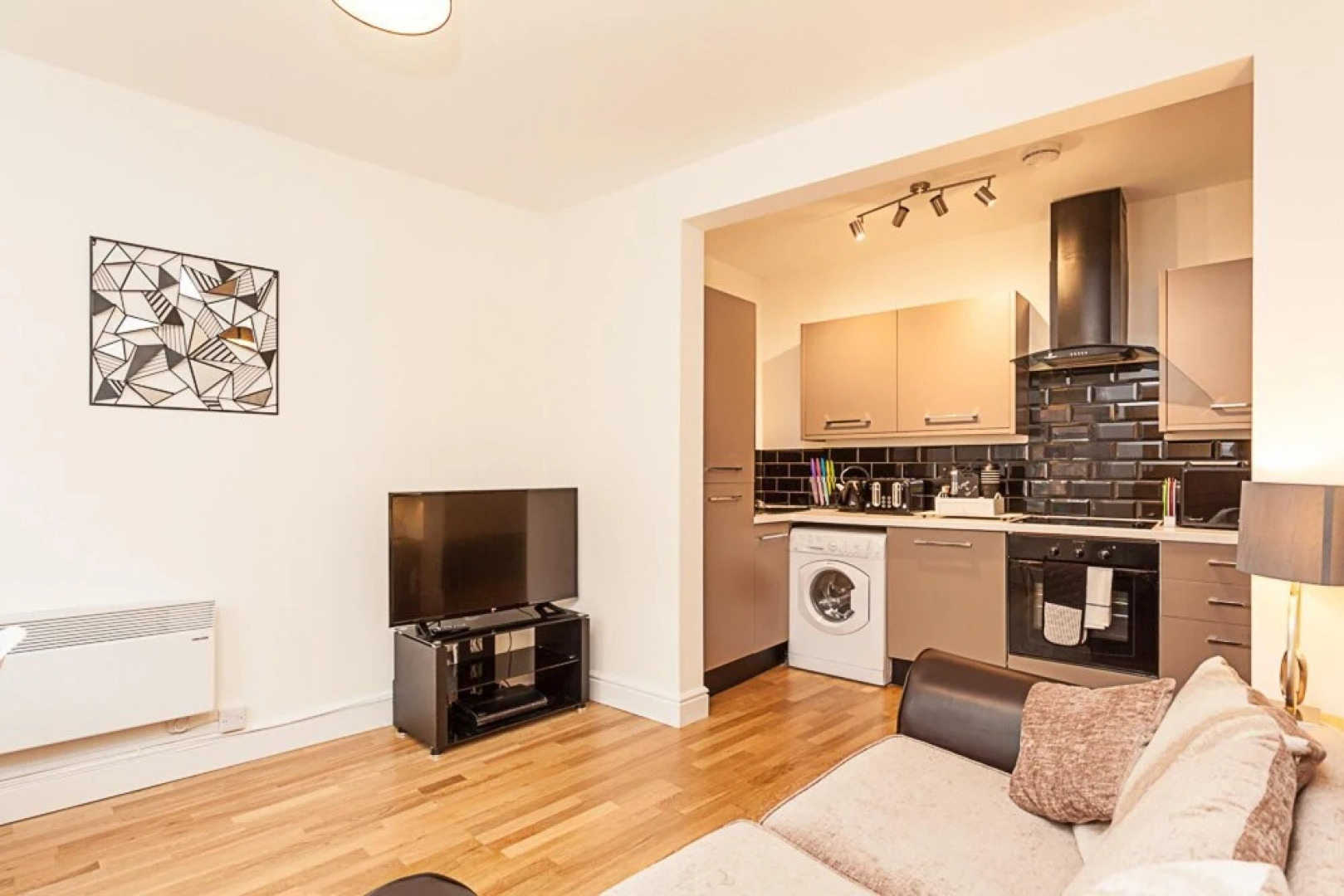 Redhill Garland- 1 bed Self Contained Apartment Close to Hospital