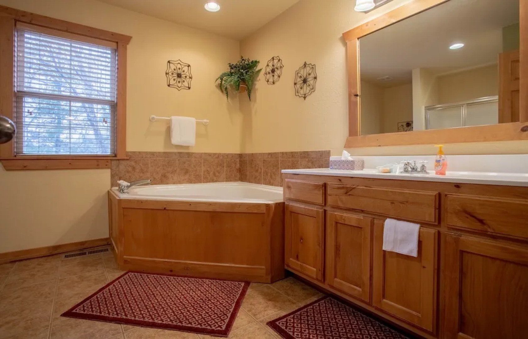 Whispering Woods Lodge-sleeps 10 4 Bedroom Home by RedAwning