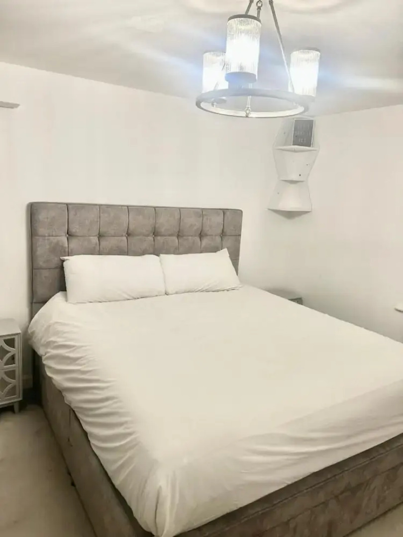 High END Spacious 4 Bed House - Free Parking