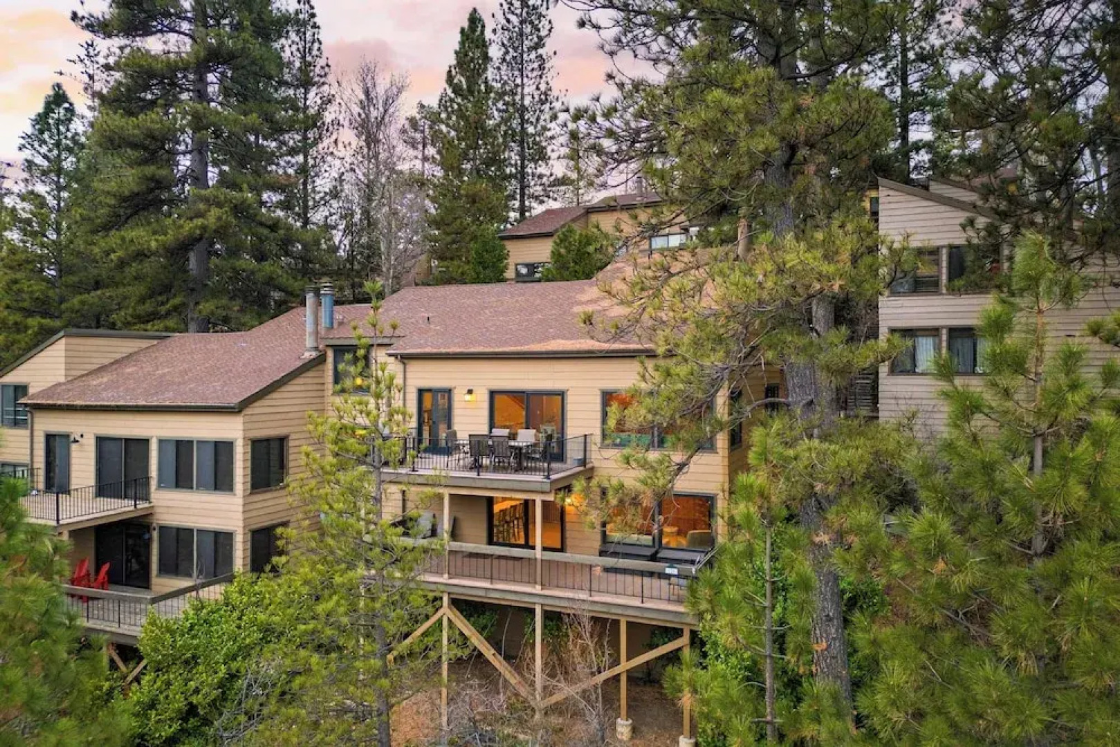 Arrowhead Lakeside Escape by Avantstay 3min Walk to Lake, Private Beach Access