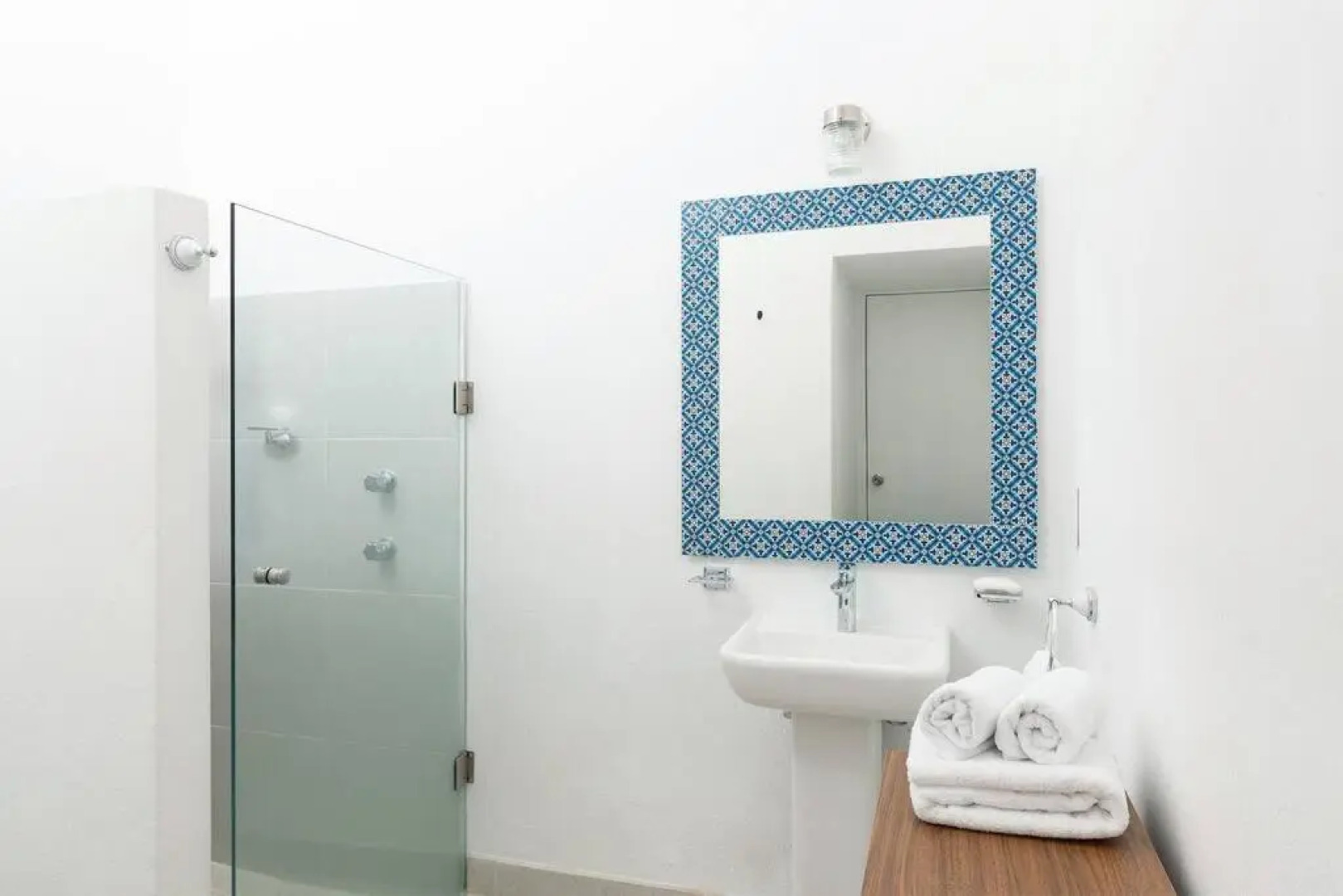 Welcome to Villa Cristy 3-BR 3 5-WC in the La Floresta area