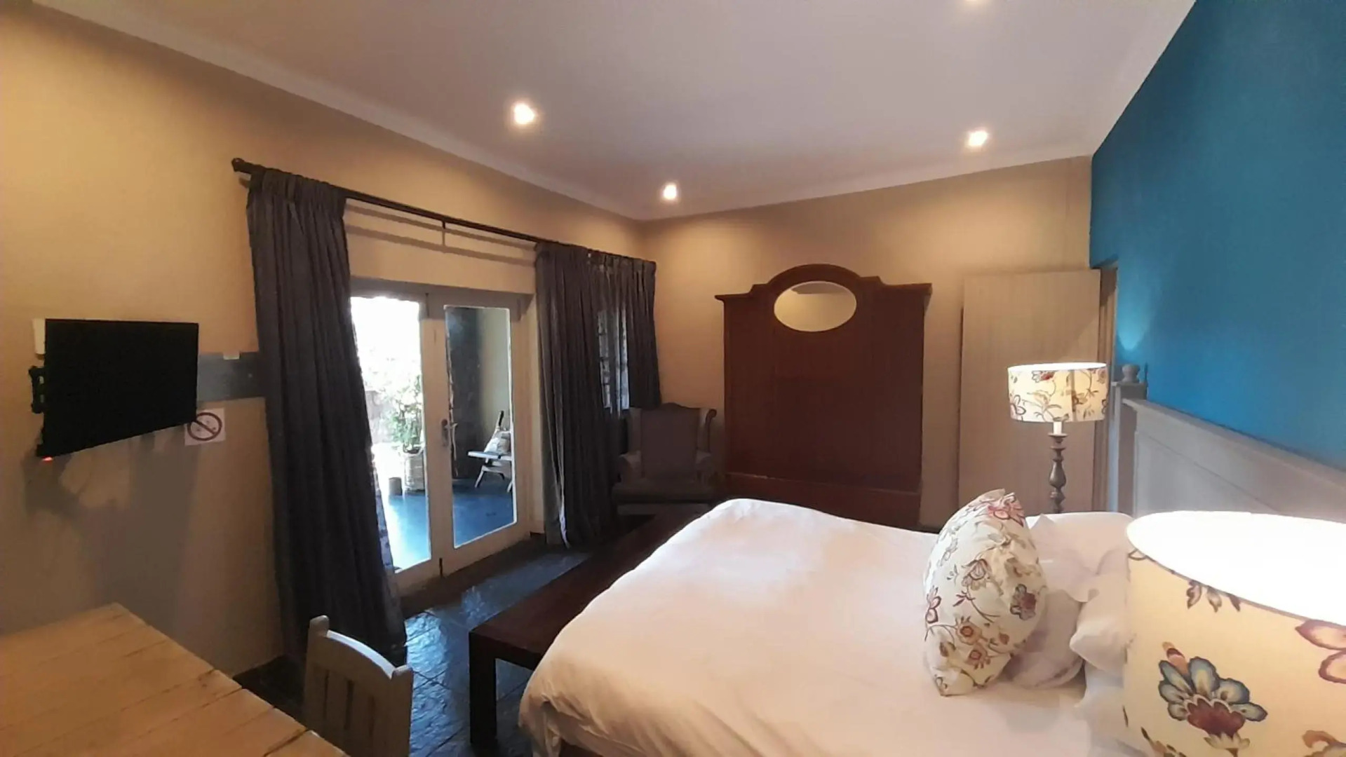 Shangri-La Country Hotel