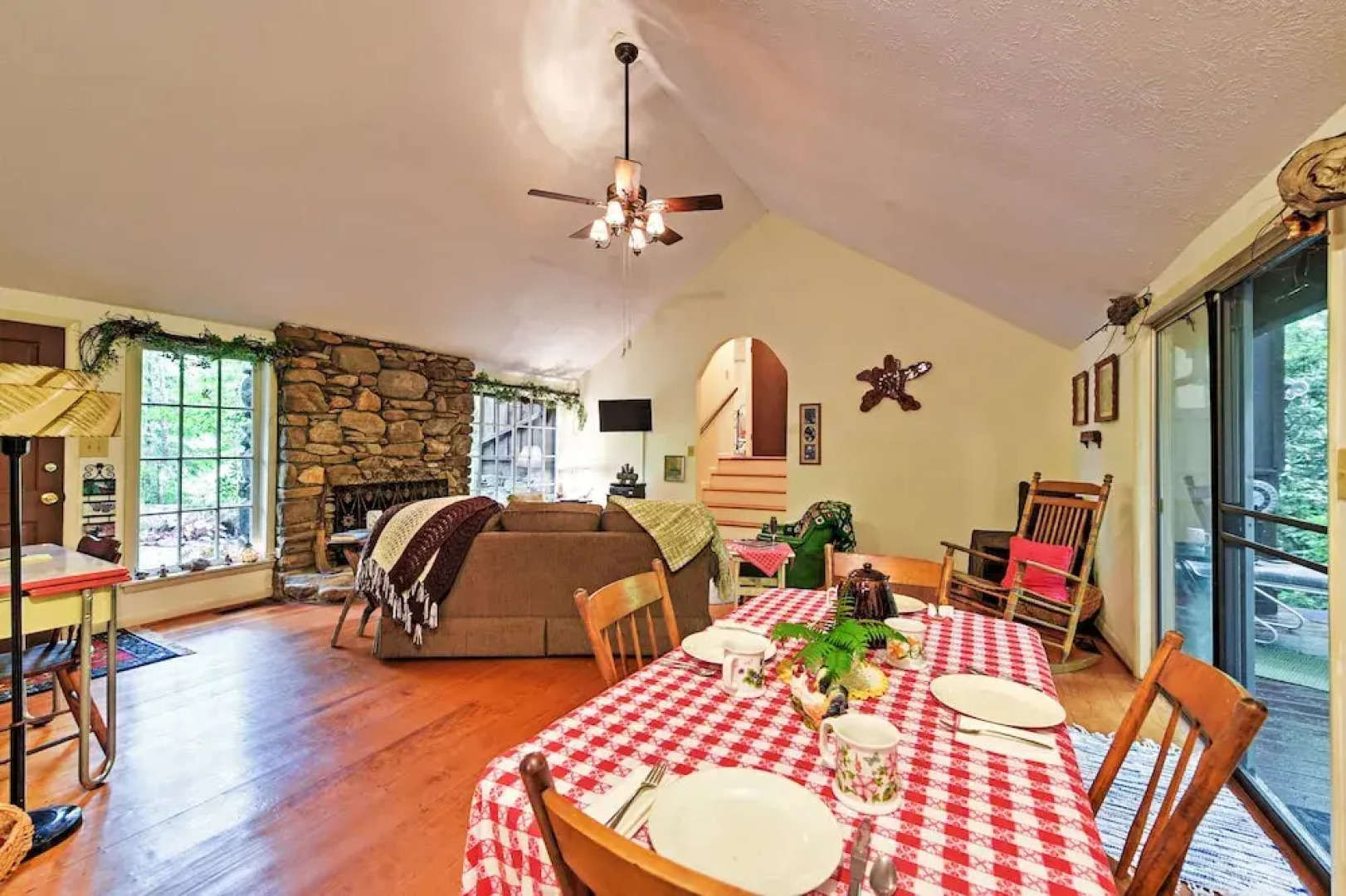 Serene Creekside Cottage Near Mount Pisgah!