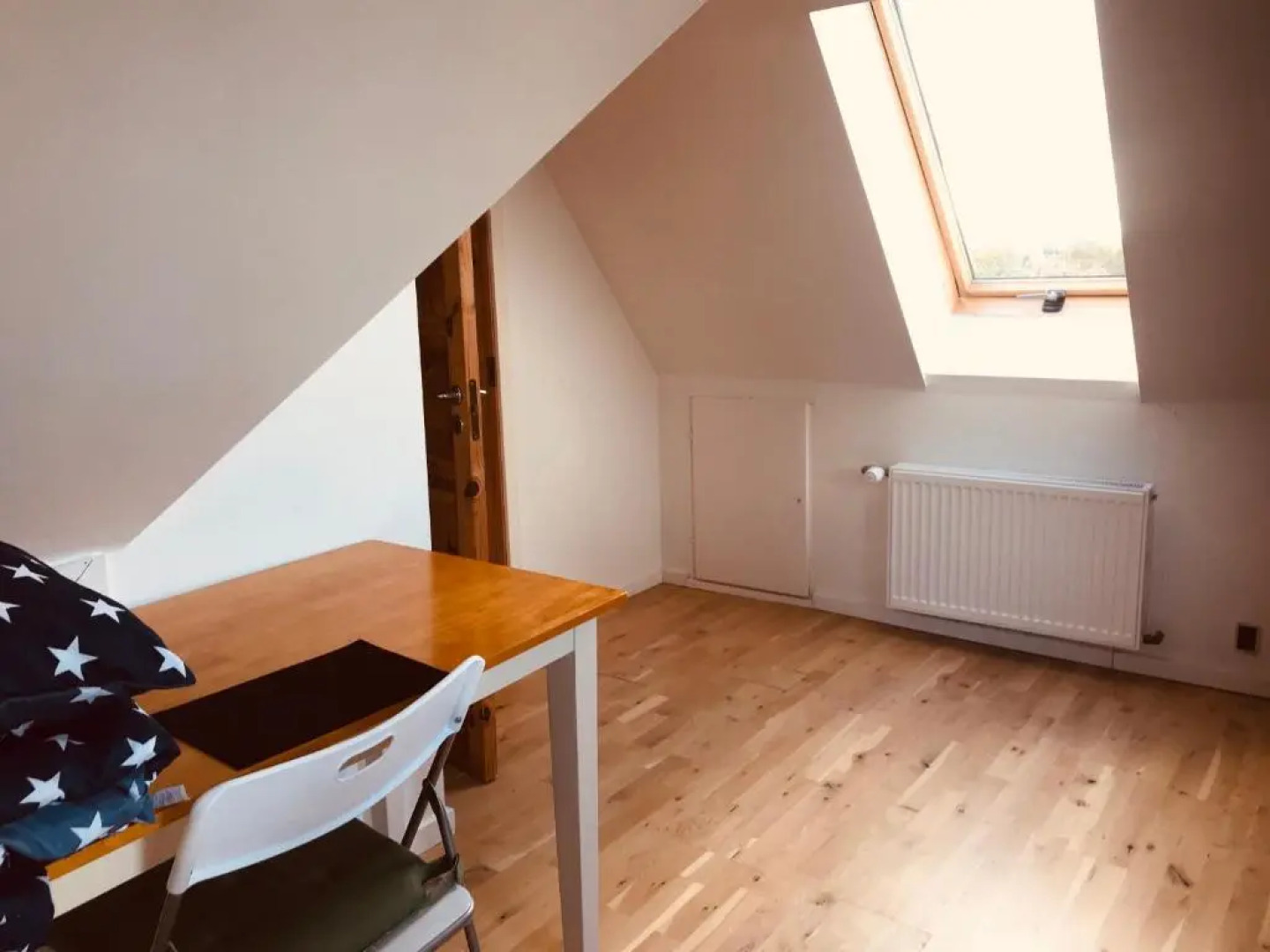 Centralt i Gentofte i 2 plan, ved S-Tog og busser