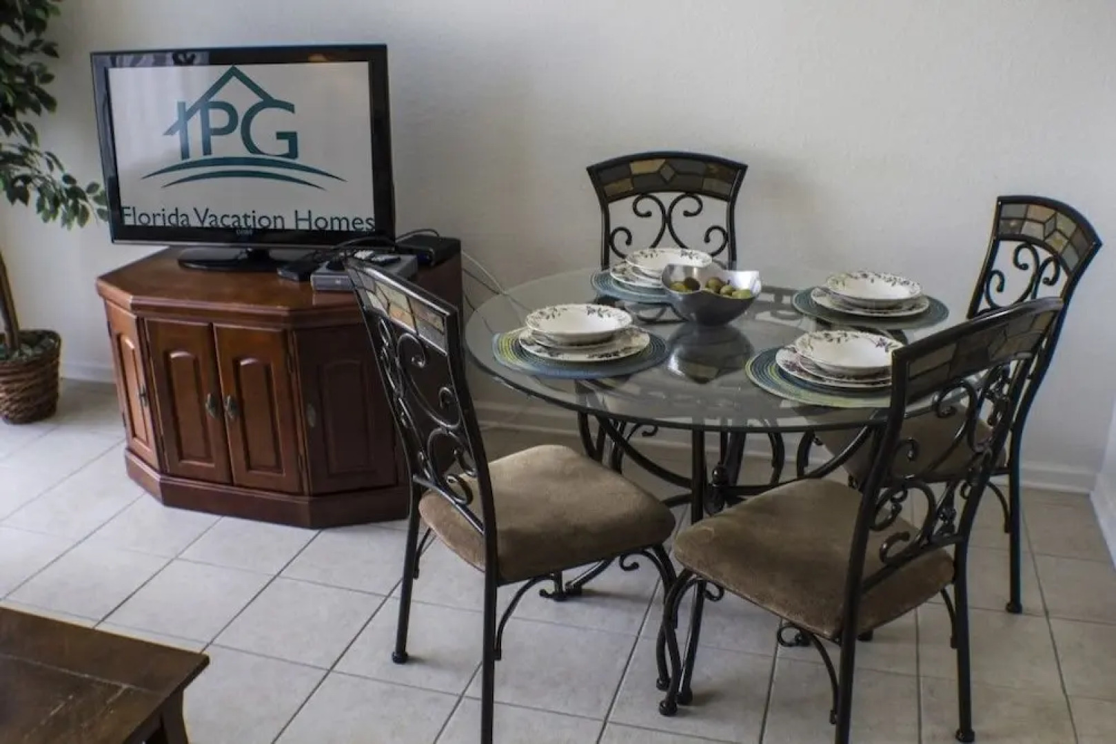 Neil's Windsor Hills Townhouse by RedAwning