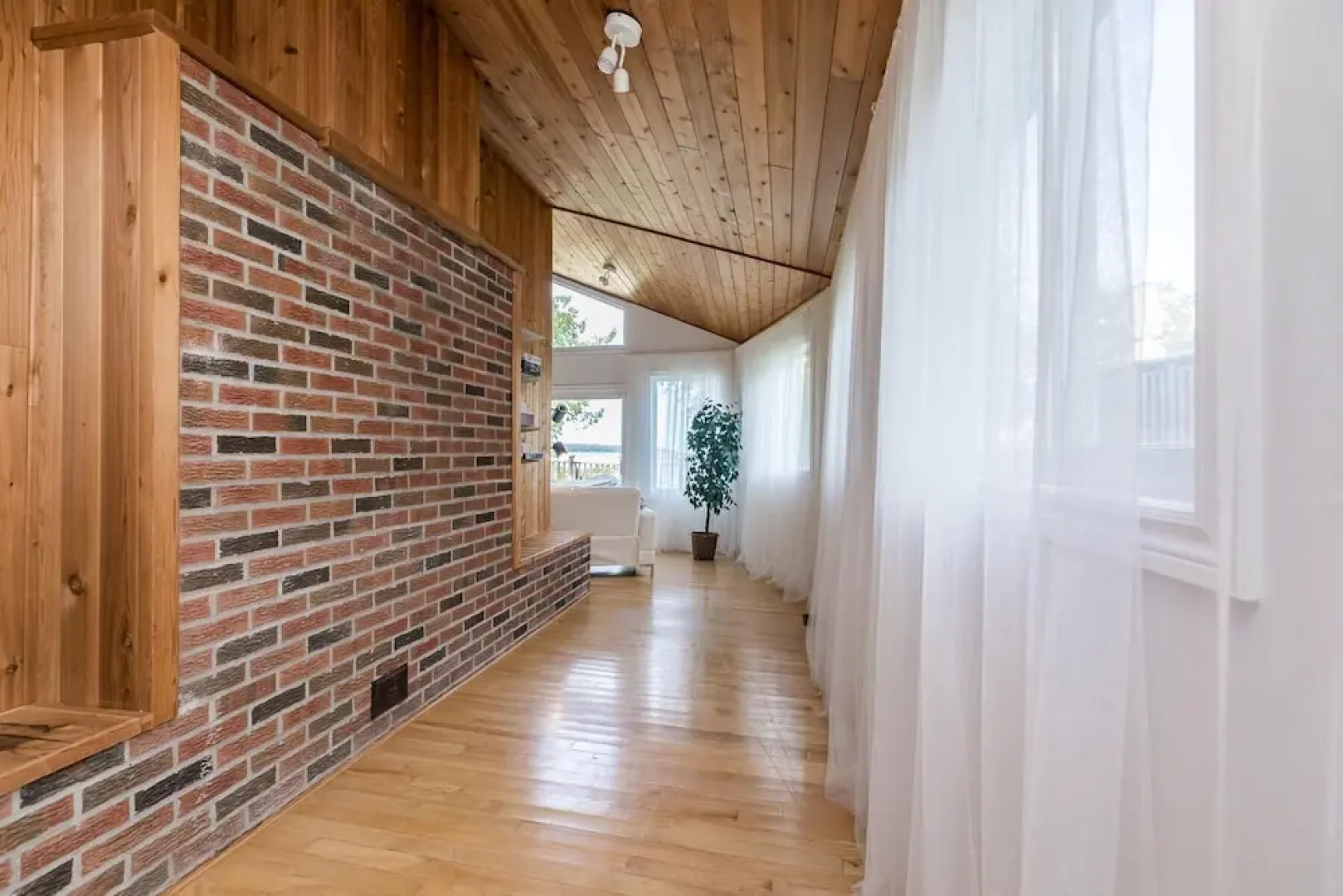 Grandview Beach House an Incredible Beach Waterfront is Waiting for You!