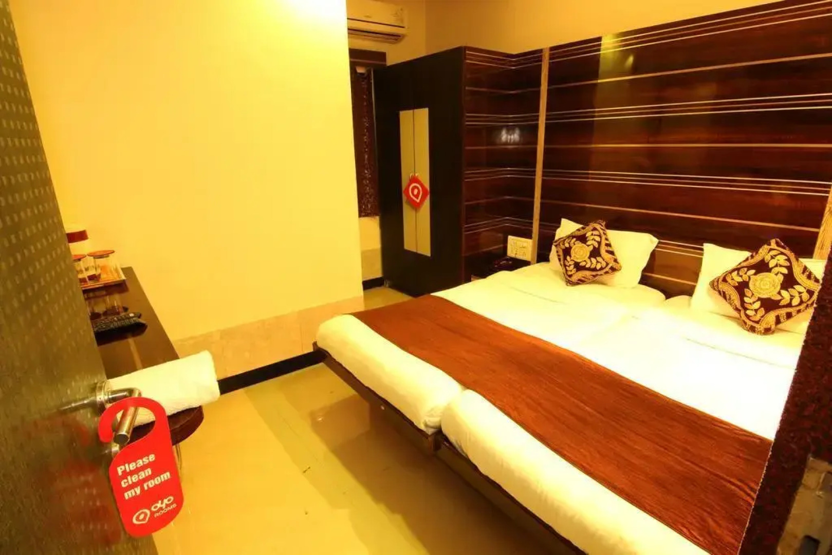 OYO 424 Hotel Apple Suites