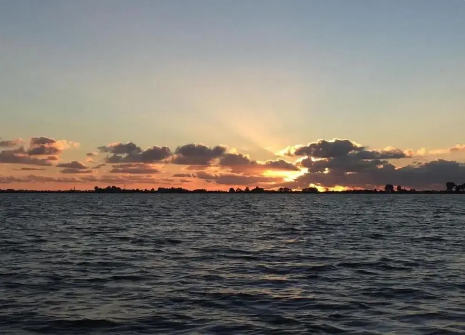 Tranquil Lakeside Stay for 4 Guests