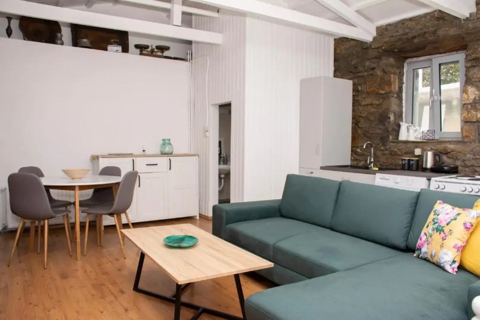 Caviro - traditional stone house in Chora