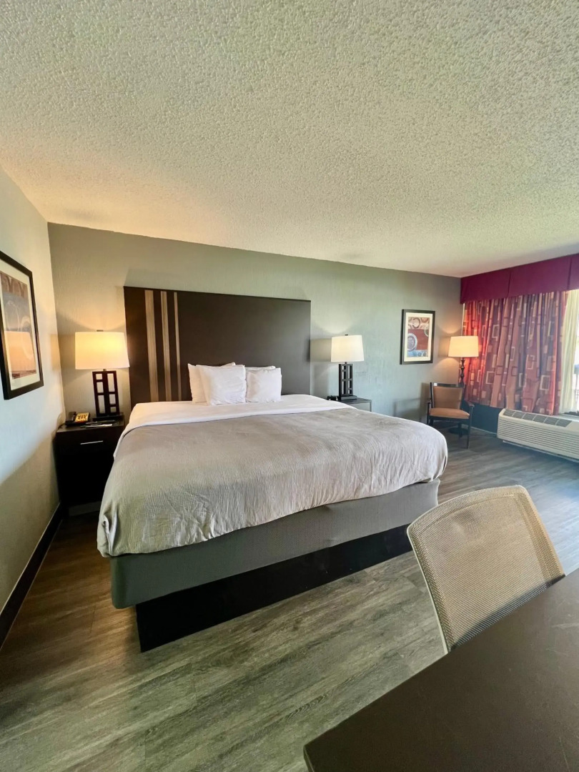 Quality Inn & Suites Gulf Breeze Bayside near Pensacola Beach