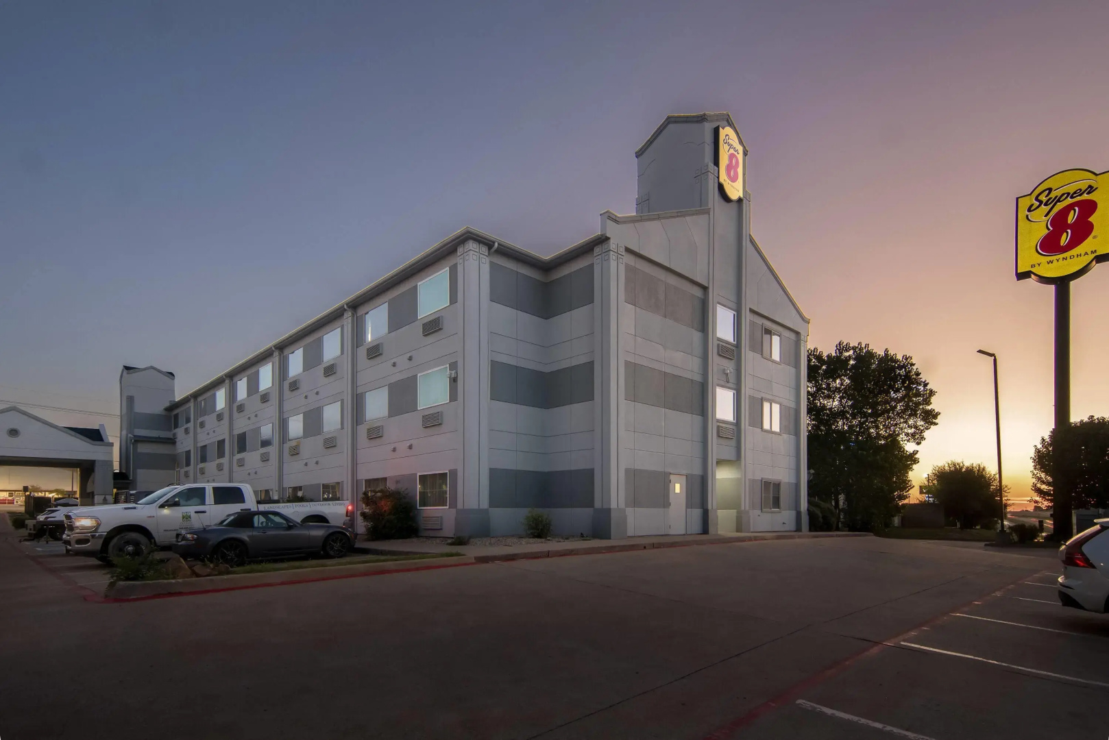 Super 8 by Wyndham Weatherford