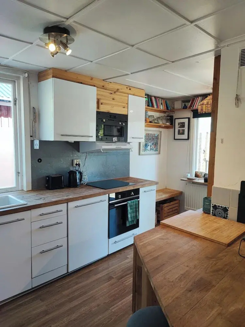 Sea-view Cottage High up in the Trees