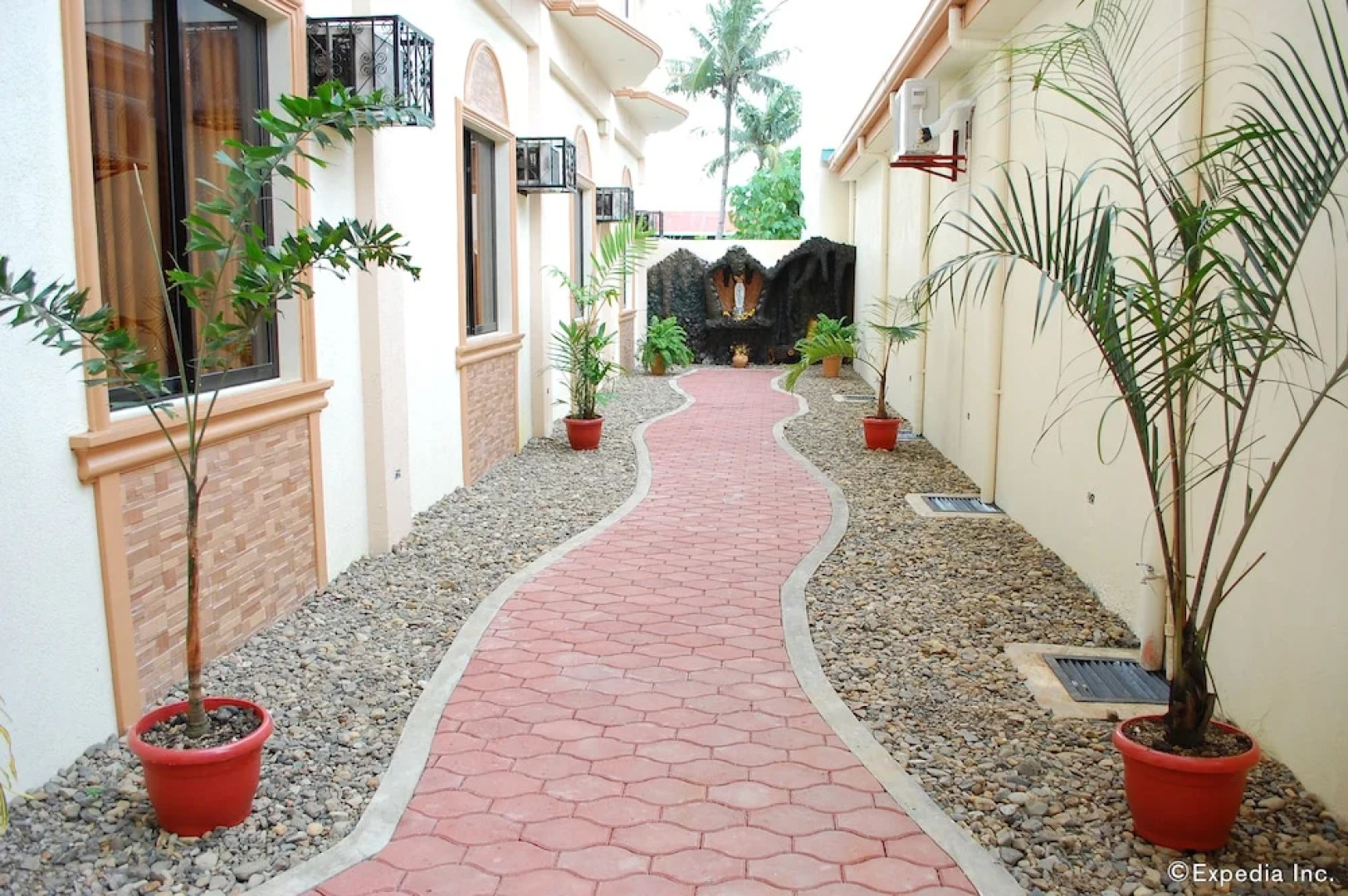 Aquari Travelers Suites