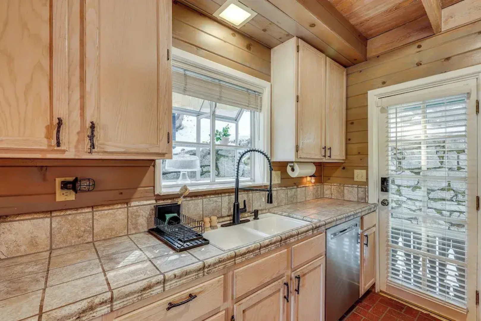 Walkable 'green Gables Cottage' in Lake Arrowhead