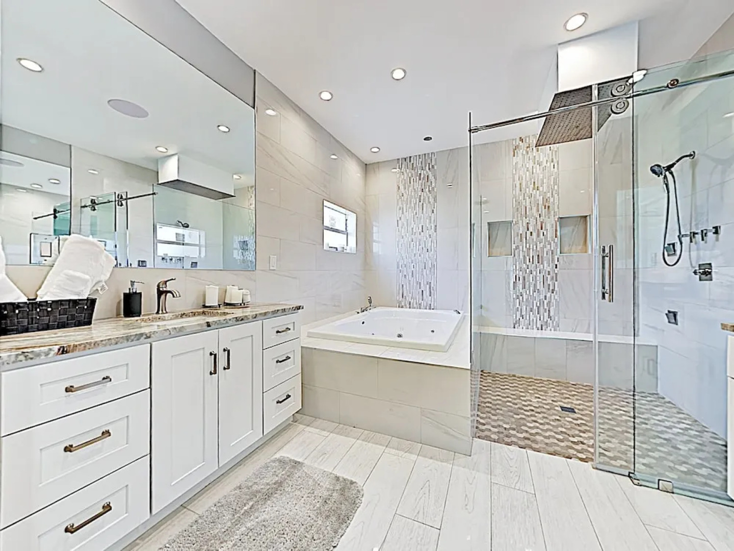 New Listing! Sumptuous Near Beach W/ Pool 3 Bedroom Home